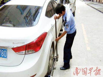 交警進(jìn)小區(qū)拖車(chē)引質(zhì)疑 小區(qū)亂停車(chē)交警也管